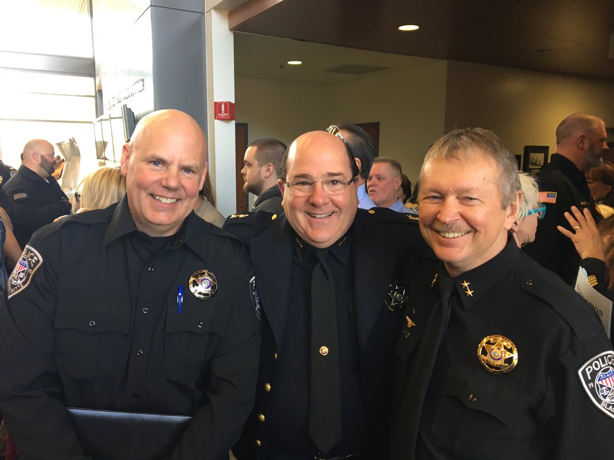 JCF_1978's tweet photo. Ran into a couple of my fellow retired @PortlandPolice pals today at #DPSST #BasicPoliceAcademy graduation-@BlackButteRanch Police Chief Denney Kelley &amp; his “not so new” Officer Dan Slauson!! @OregonChiefs @CityofWoodburn @WoodburnPolice https://t.co/2gA4u0PUhG