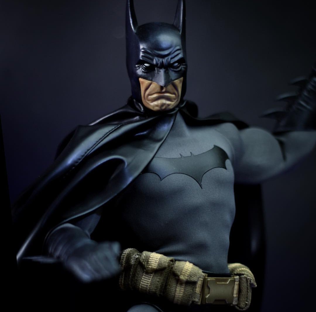 Tomoy Batmanｵﾀｸのwebｸﾘｴｲﾀｰ そしてこのフィギュアのバットマンの顔見てよ 頑固の塊みたいな顔してるでしょ こいつ敵になったら絶対にヤバい 厄介で面倒臭そう って顔してる 造形もおっさん臭いしね 褒め言葉 サイドショウのsixth Scaleの