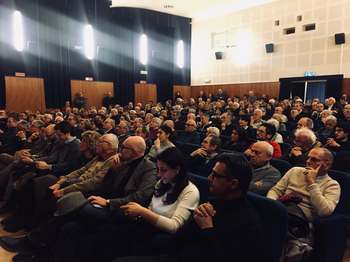 CarloCalenda's tweet photo. Firenze, Fucecchio e Pistoia oggi per @SiamoEuropei. Tanti giovani bravi e appassionati. Grazie! https://t.co/s3HniJJFpd
