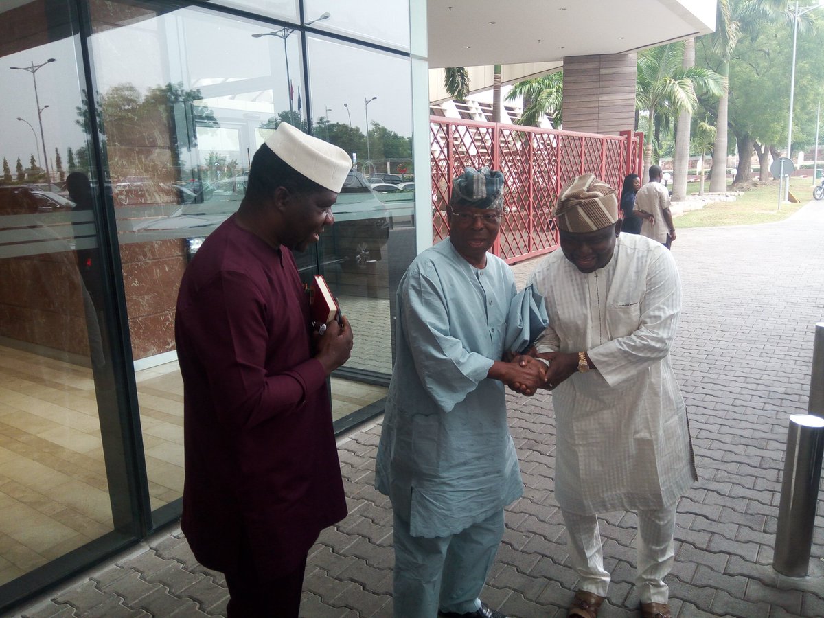 YAYIAdeola's tweet image. I,Senator Adeola had a chance meeting with Oba Otudeko in Abuja with Senator Elect Opeyemi Bamidele(APC, Ekiti State). The multi billionaire Otudeko was just hailing me Yayi, Yayi and later prayed for me and Senator Elect as leaders of Yoruba race and indeed Nigeria.@Baaroyin