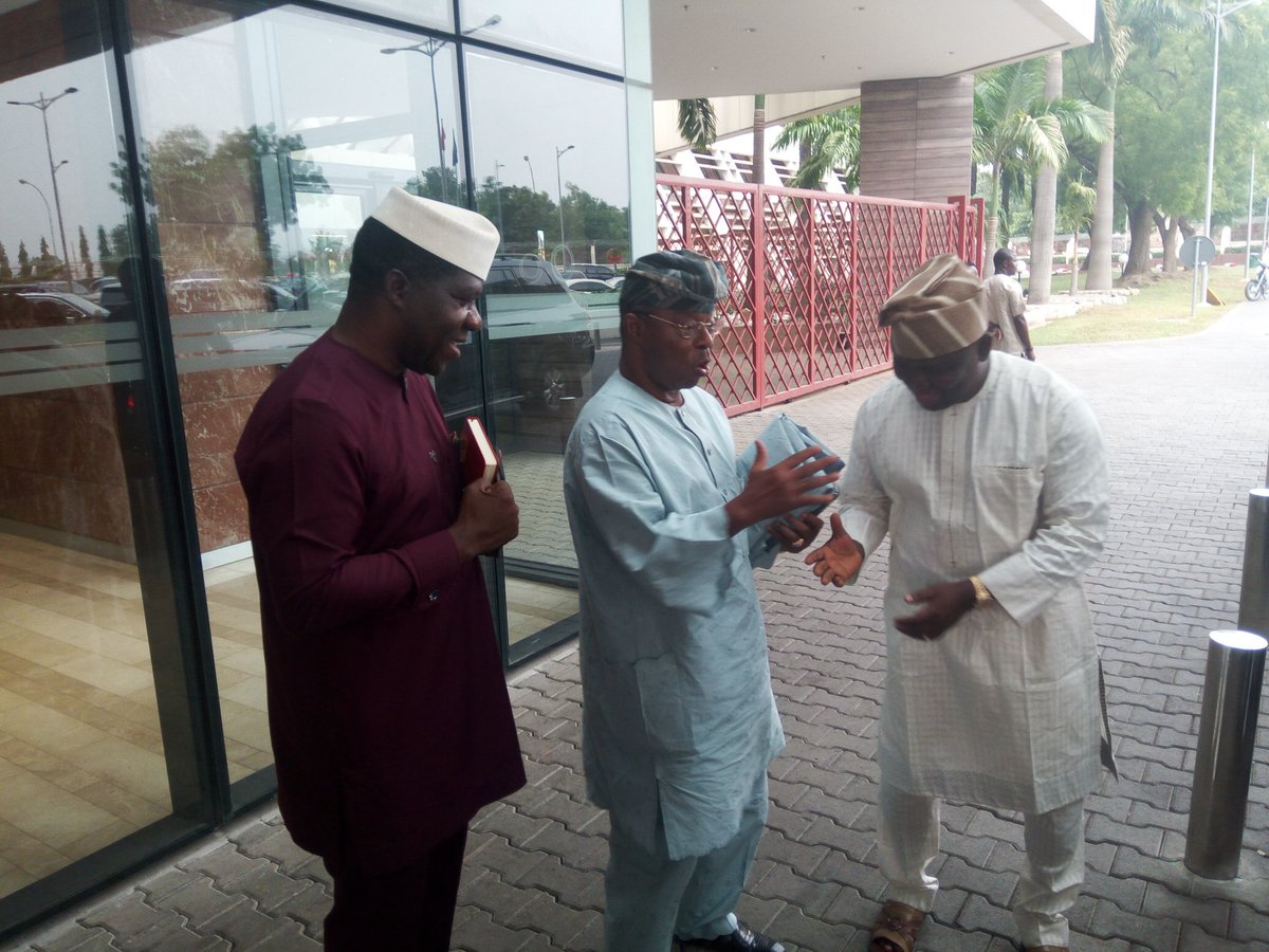 YAYIAdeola's tweet image. I,Senator Adeola had a chance meeting with Oba Otudeko in Abuja with Senator Elect Opeyemi Bamidele(APC, Ekiti State). The multi billionaire Otudeko was just hailing me Yayi, Yayi and later prayed for me and Senator Elect as leaders of Yoruba race and indeed Nigeria.@Baaroyin