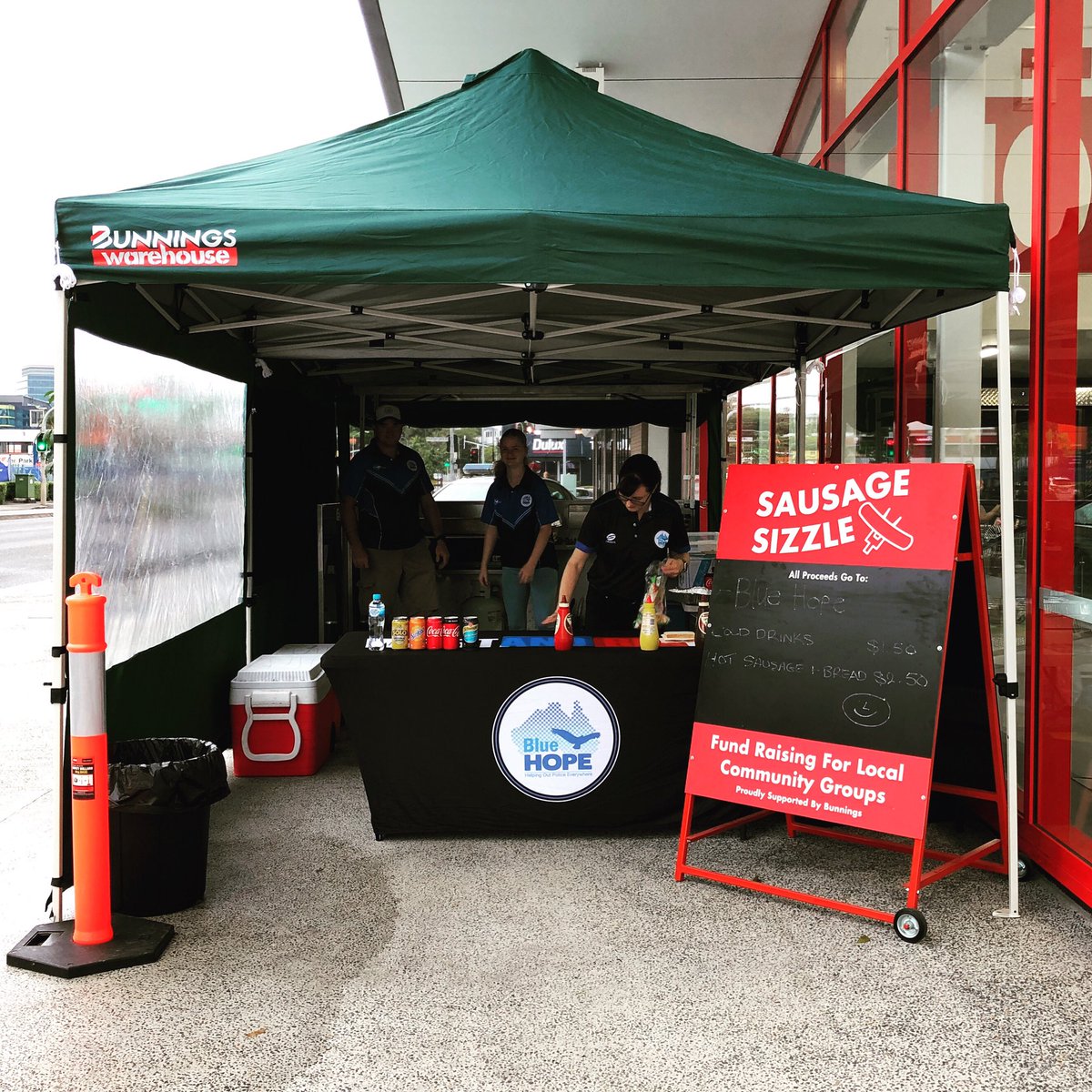 BlueHopeSupport's tweet image. Come on down and say hi to the Blue HOPE team and buy a sausage at the brand new Bunnings Warehouse on Breakfast Creek Road, Newstead. We’re here all day today (Saturday 16th)! 💙👮‍♂️