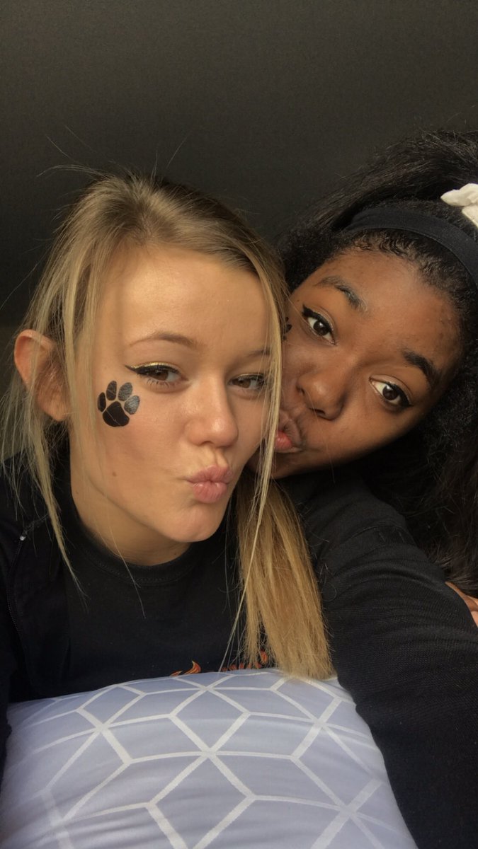 katiexgibson's tweet photo. Happy bday to my fav girlππ your goofiness brightens the whole room ILY #gifalways @aariellelindsey https://t.co/v4V3xJjO02