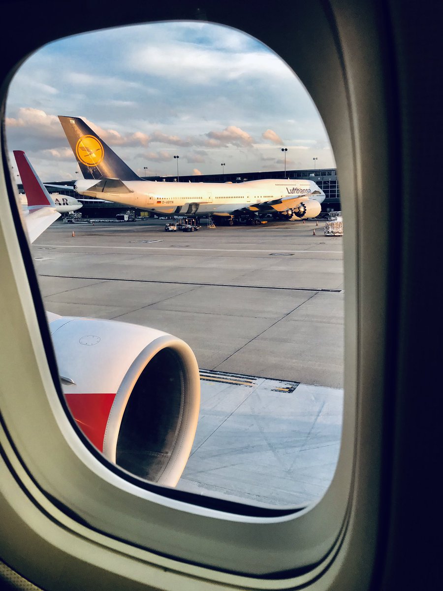 AgueraMartin's tweet photo. Getting ready for take-off at @Dulles_Airport with @_austrian . Got @lufthansa #LH419 in sight, shining nicely in the sunset. They will be on their way to @Airport_FRA shortly. Bye-bye, #WashingtonDC ! 🇺🇸🇦🇹🇩🇪 https://t.co/x61a5YnMnc