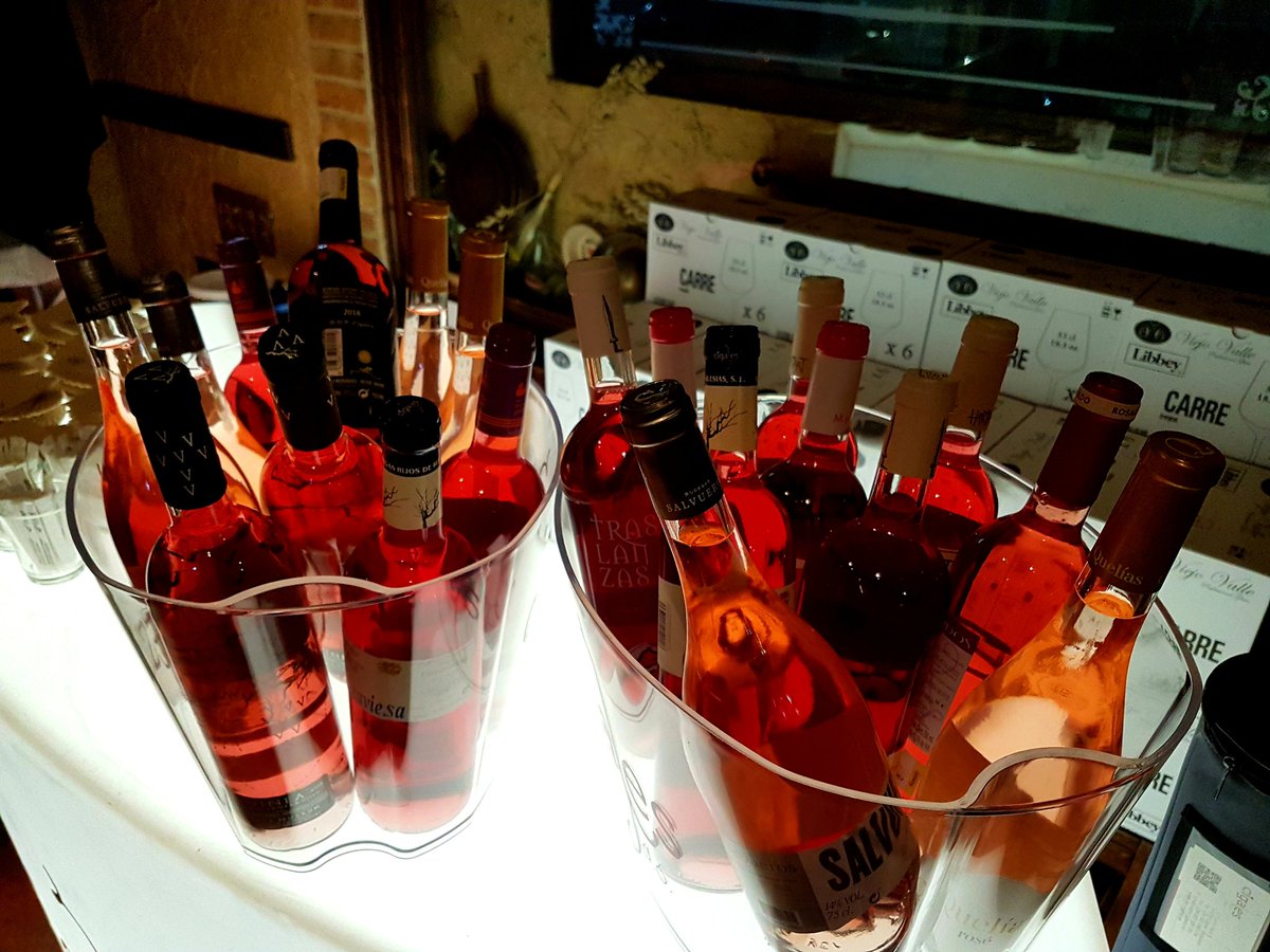 DOCigales's tweet photo. En breve empezamos nuestra Noche de los Vinos de la @DOCigales en el #zocha. Preparando... y al lío!!🍷
#HaciendoCigales #CelébraloconCigales @TurismoCigales @turvalladolid https://t.co/rjonr4wEut