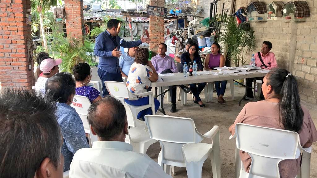 MiguelAldrete's tweet photo. #COMUR #GDL estuvo en la colonia Ferrocarril en #Guadalajara. Hablamos con vecinos sobre la regularización de predios de la zona. https://t.co/mQh8D4yo6k