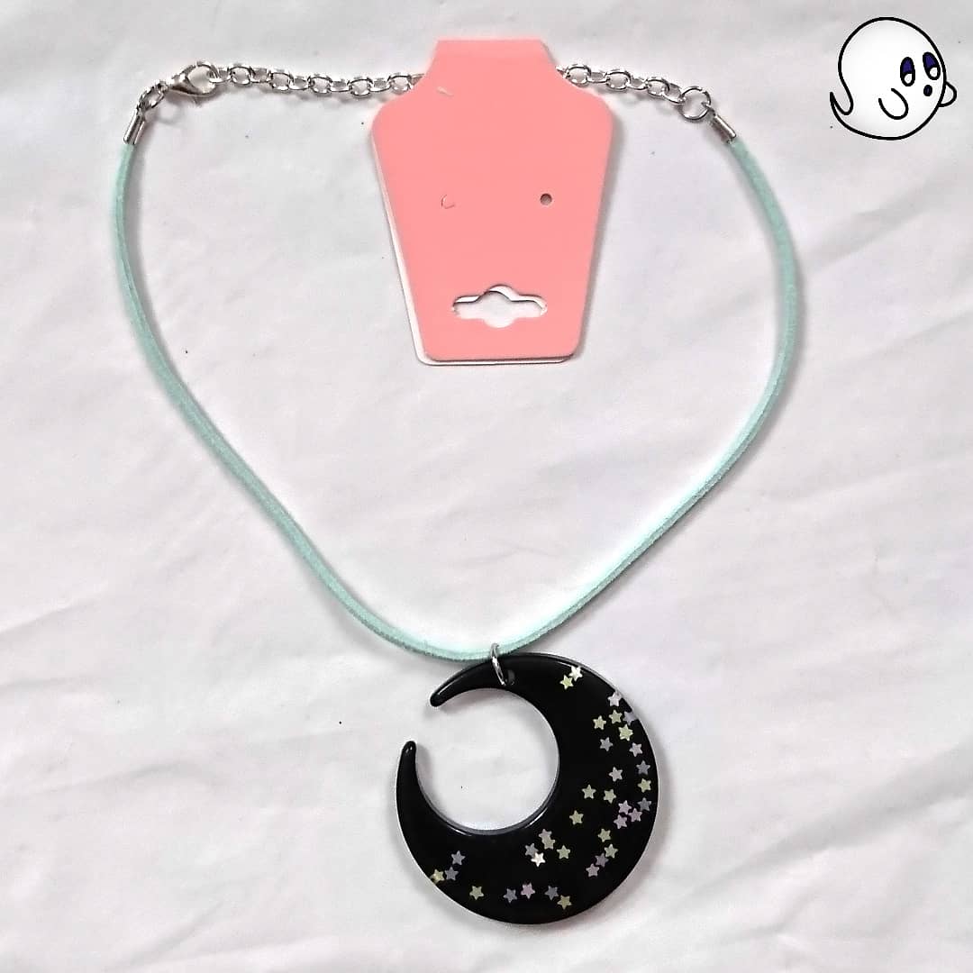Glitter_Ghost_'s tweet photo. ✨🌜Handmade suede choker with moon pendant. Other colors also availble the shop. Link in boo🌛✨

#handmadenecklace #handmadechoker #moonchoker #suedechokers #teal #kawaiichoker #alternativechoker #etsyspringmarket https://t.co/vxbXtVGiFB