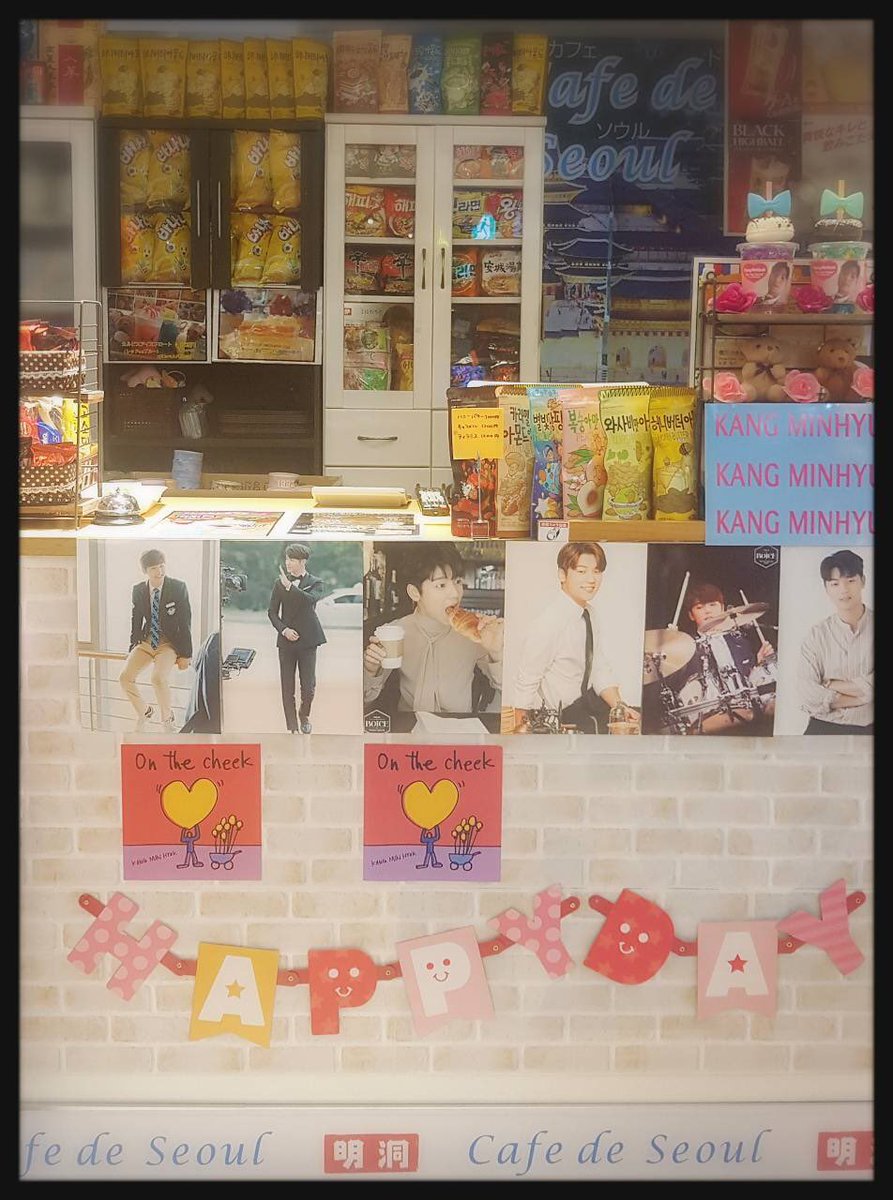 MHsRubberShoes's tweet photo. 福岡 カフェドソウル にて、
本日カップホルダーイベントです✨
営業時間は 12時～19時
店内にはミニョクの写真が飾られています💕
みなさま、ぜひお出かけください 😊

#カンミンヒョク
#OnTheCheek
#KangMinHyuk 
#CNBLUE
#4GIFTS 
#강민혁 
#씨엔블루
#カフェドソウル

@cafedeseoulijs https://t.co/NzSGfEoUUW