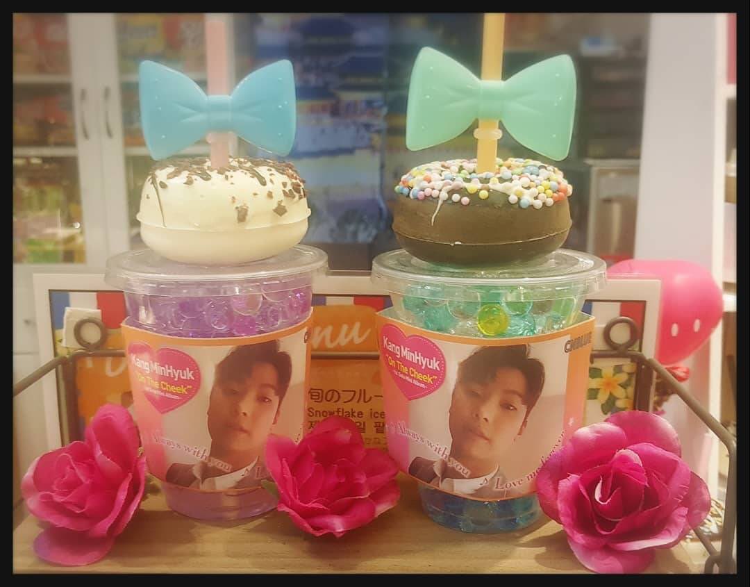 MHsRubberShoes's tweet photo. 福岡 カフェドソウル にて、
本日カップホルダーイベントです✨
営業時間は 12時～19時
店内にはミニョクの写真が飾られています💕
みなさま、ぜひお出かけください 😊

#カンミンヒョク
#OnTheCheek
#KangMinHyuk 
#CNBLUE
#4GIFTS 
#강민혁 
#씨엔블루
#カフェドソウル

@cafedeseoulijs https://t.co/NzSGfEoUUW