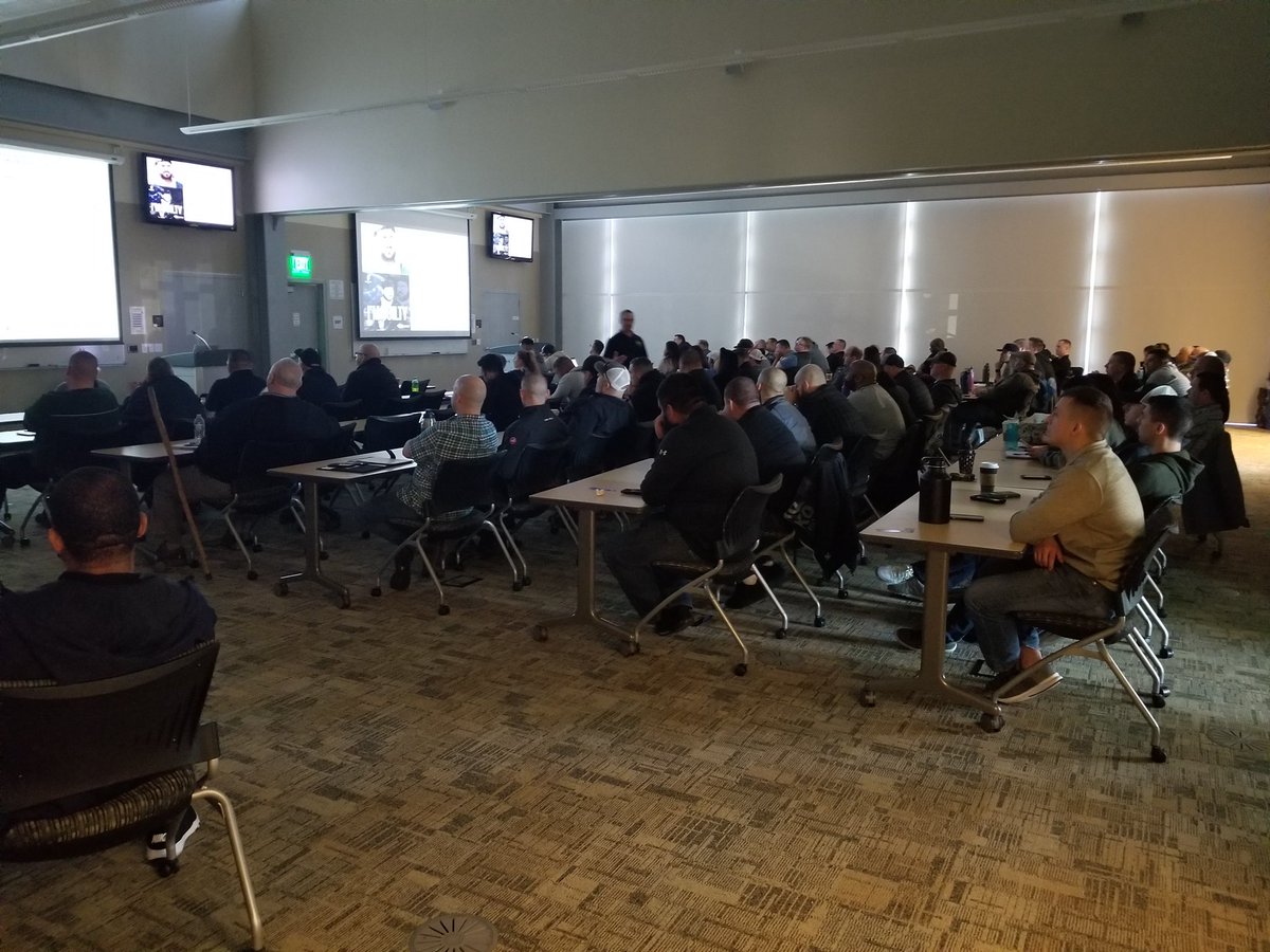 SantaRosaPolice's tweet photo. Over a 100 investigators from around the Bay Area assembled in #SantaRosa today to stay updated on #Norteno and #Sureno gang trends in our community and discussed how we can work with our community to reduce gang violence together. #SRPDTrains https://t.co/ZvJahNgKMN