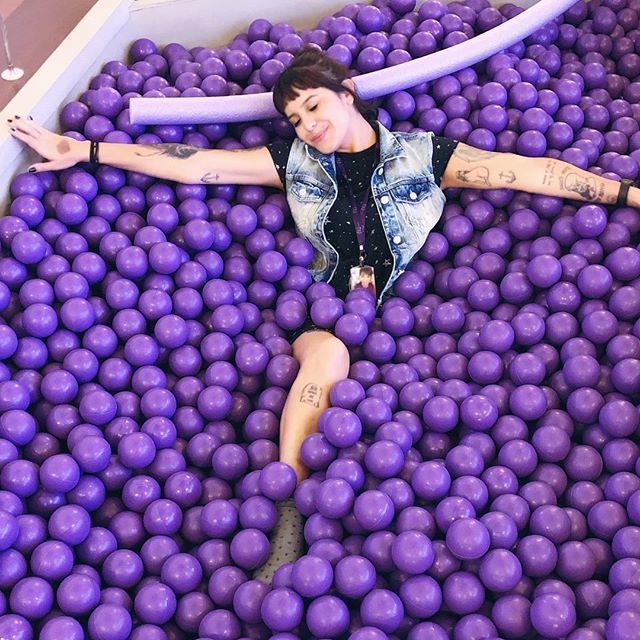 ra_ra's tweet photo. sobrevivi apenas uma semana a tentação da piscina de bolinhas 🤷🏻♀️💜
#nubank #nuvinho #sextaferia #piscinadebolinhas #tattoos https://t.co/dJCrUJ3DIx https://t.co/dtnOepkQ9h