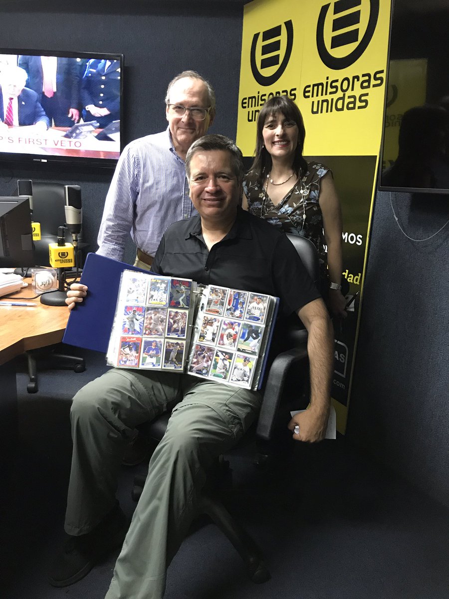 sobremesaeu's tweet photo. Viernes de coleccionistas. En esta carpeta hay más de 1700 tarjetas de béisbol. Hoy en @sobremesaeu estuvimos con el (también fotógrafo) Tono Valdés ⚾️⚾️⚾️ https://t.co/wmkqvCVFva