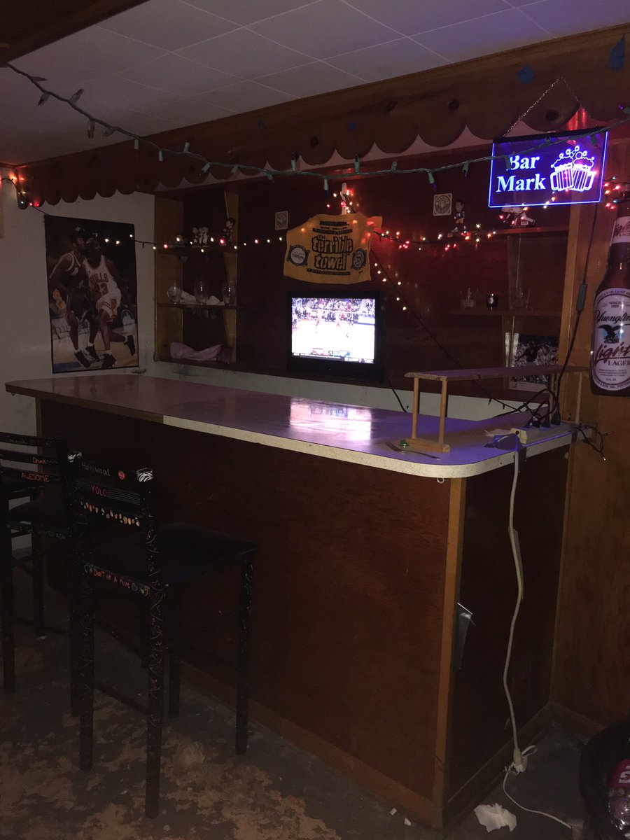 BarMark3's tweet photo. And...... We are Back!!!!!!! Check out the new Sign (top right) #ItsLittt https://t.co/vP2zQrVR3v