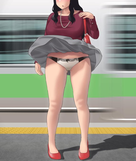 電車パンチラ女子🚃🚃 