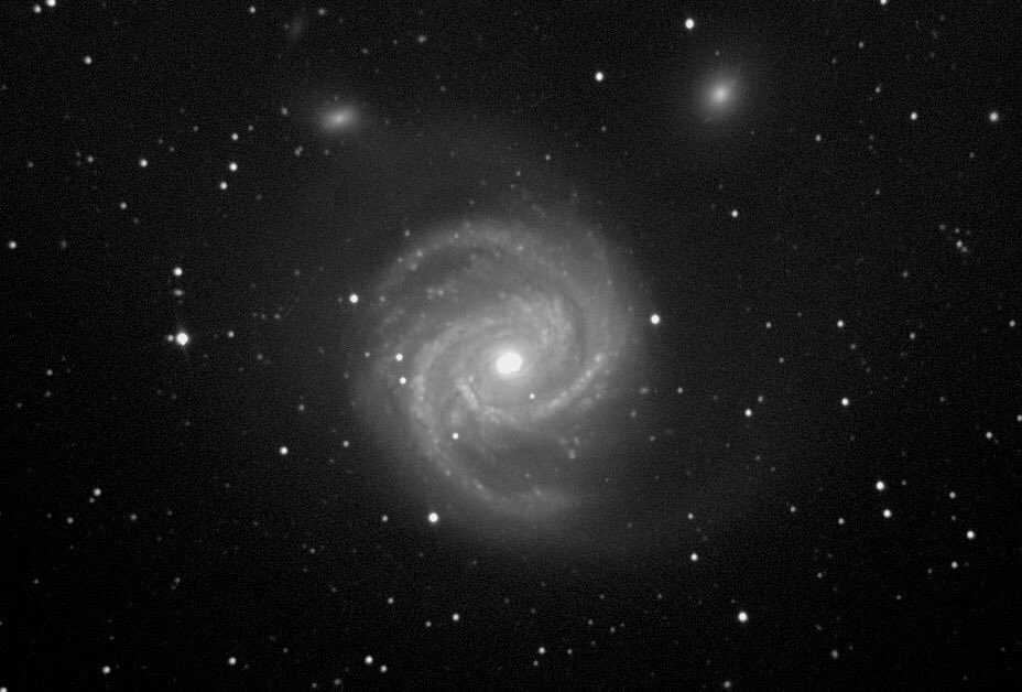 Xavi_Bros's tweet photo. Amazing !! 
Messier100 is a edge-on spiral #galaxy with two bright satellites. It's 55 million lightyears distant. Image: #Anysllum #Observatory @AstroSabadell https://t.co/rNzctZKSfa