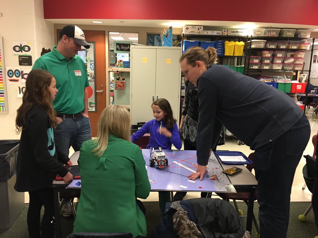 STEM220's tweet photo. Another great turn out! Thank you!@CountrysideD220 @mjuengling @DrGillSchultz @korb_micah #EV3 #parentvisits https://t.co/fXpqOSvosQ