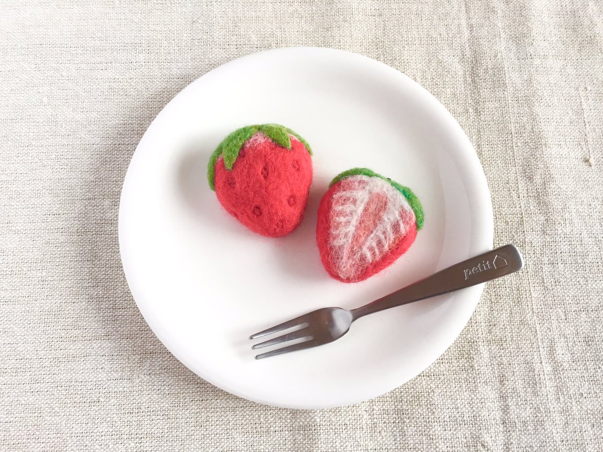 羊毛×いちご(半分)ストラップ ストラップverは裏側も表現。 リアル寄り