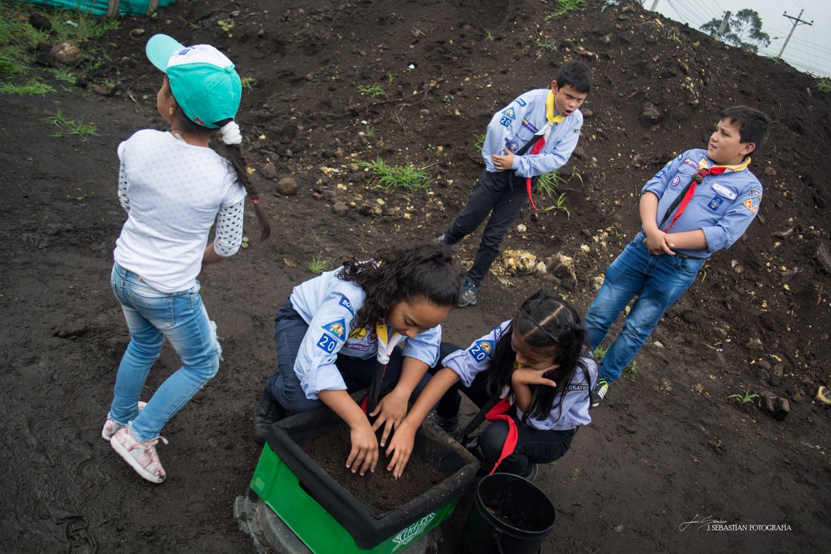 Monstruoso92's tweet photo. ¿Ya les dije lo chimbita que es el 20 Zimte Gaque?
Jornada de Lombricultura en el marco de #YUNGA
#MundoMejor #BetterWorld #ScoutsdeColombia #BoyacáBicentenaria #ScoutsForClimate #Scouting #Scout #ScoutsdeRuana https://t.co/6pX2FGlH2Y