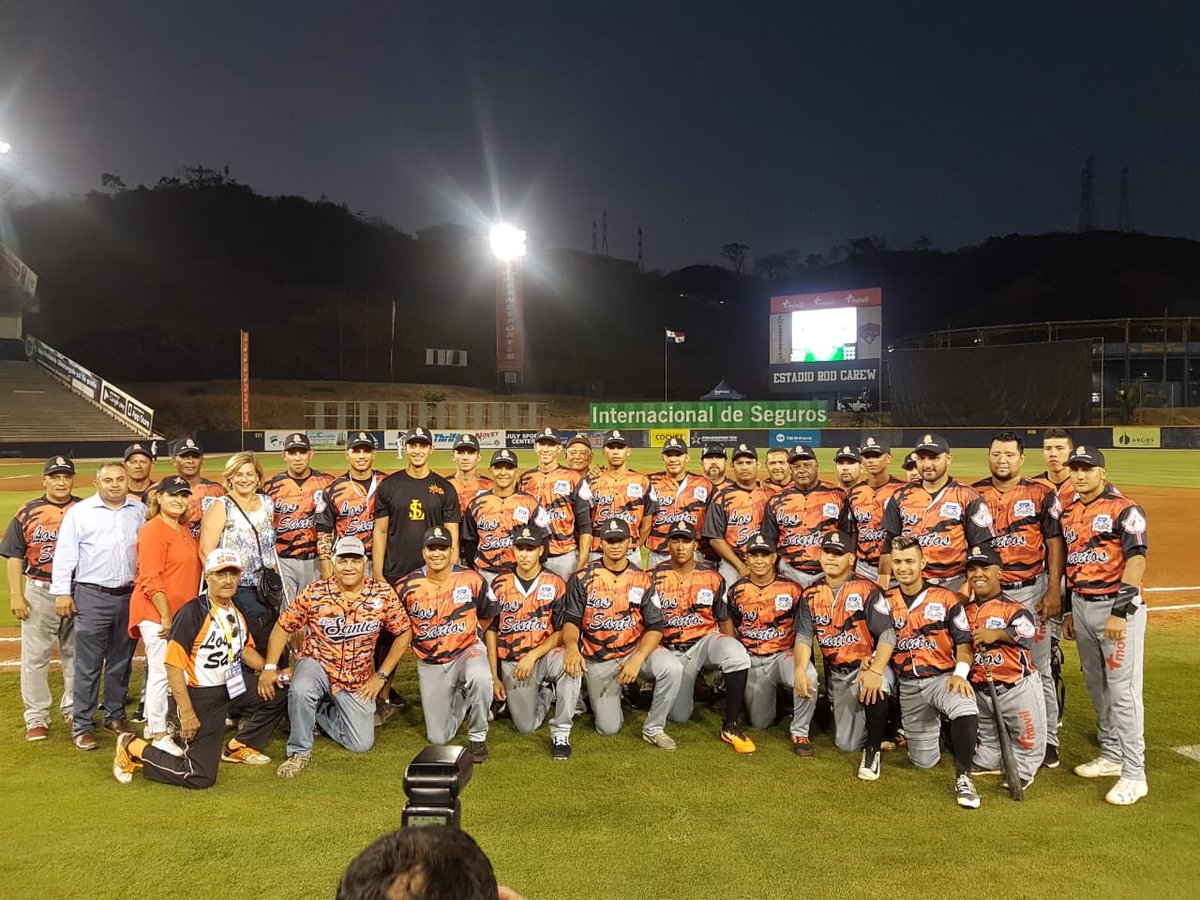 FusabLS's tweet photo. Nuestro querido equipo #Santeño dedica el partido a #FUSAB.
#ArribaLosSanros https://t.co/A8113hc45P