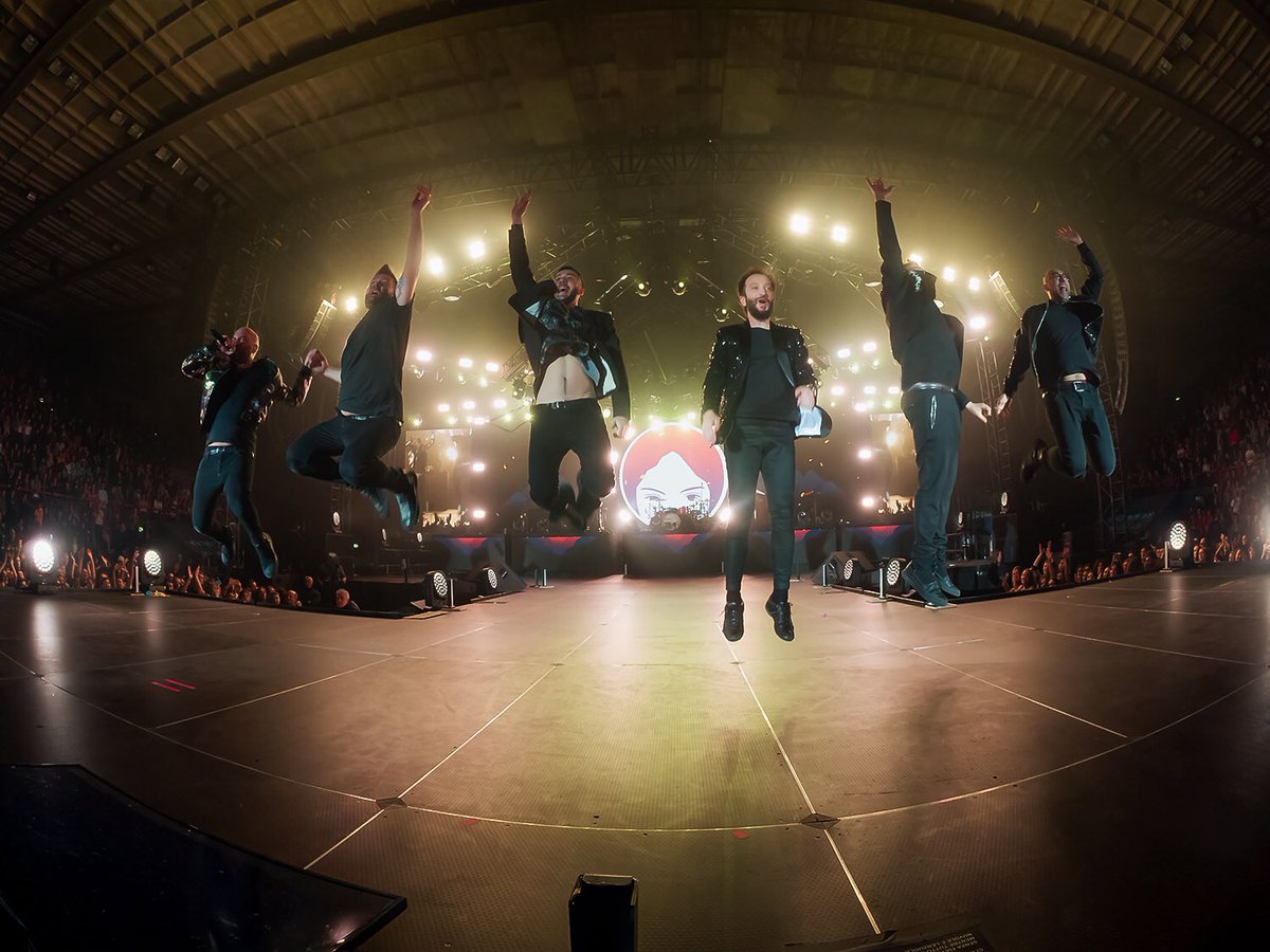 Negramaro's tweet photo. Eravate bellissimi! Grazie #Bari, 3 date #SoldOut che ci hanno riempito d’amore ❤️
#NegramaroIndoor2019 https://t.co/g6yLRDTJWo