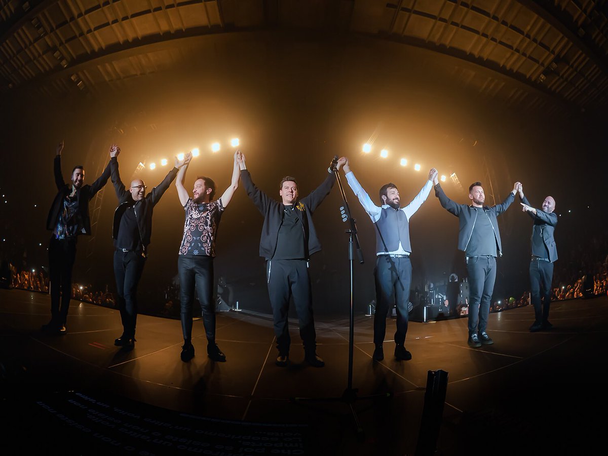 Negramaro's tweet photo. Eravate bellissimi! Grazie #Bari, 3 date #SoldOut che ci hanno riempito d’amore ❤️
#NegramaroIndoor2019 https://t.co/g6yLRDTJWo