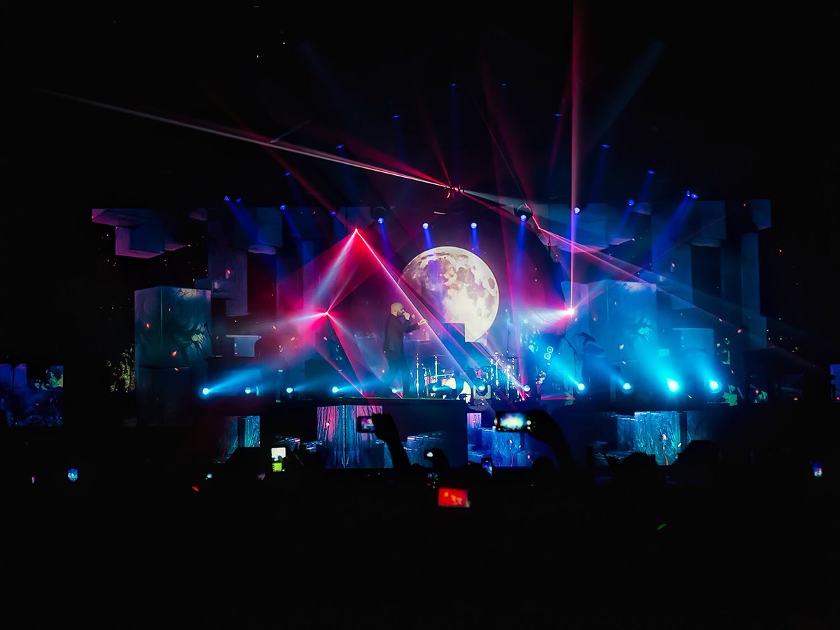 Negramaro's tweet photo. Eravate bellissimi! Grazie #Bari, 3 date #SoldOut che ci hanno riempito d’amore ❤️
#NegramaroIndoor2019 https://t.co/g6yLRDTJWo