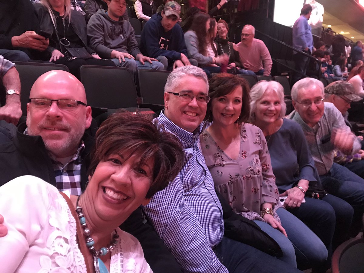 MrsWs_English10's tweet photo. Blake Shelton with the gang! #bsstpaul https://t.co/XG1TjqobZy