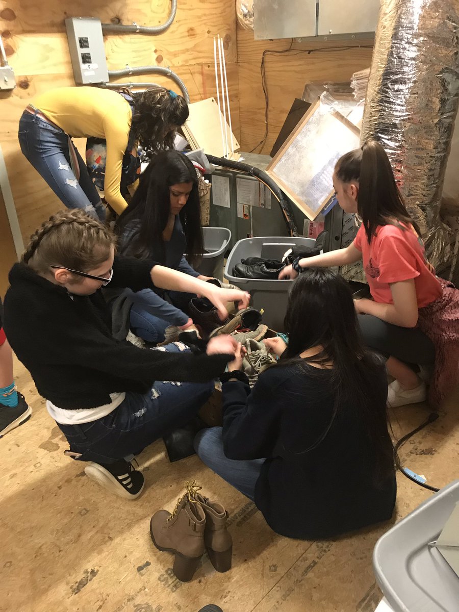 ms_maggiemurphy's tweet photo. These amazing kiddos delivered the food from our Nice to Rice dinner to Boone today. We got to work, help organize, and tour the Hospitality House! It was an awesome trip with some awesome students!! Thanks for all the donations from our community ❤️❤️ #pcspride #HowWeSDG #SDGs https://t.co/JHp2gJx6jp