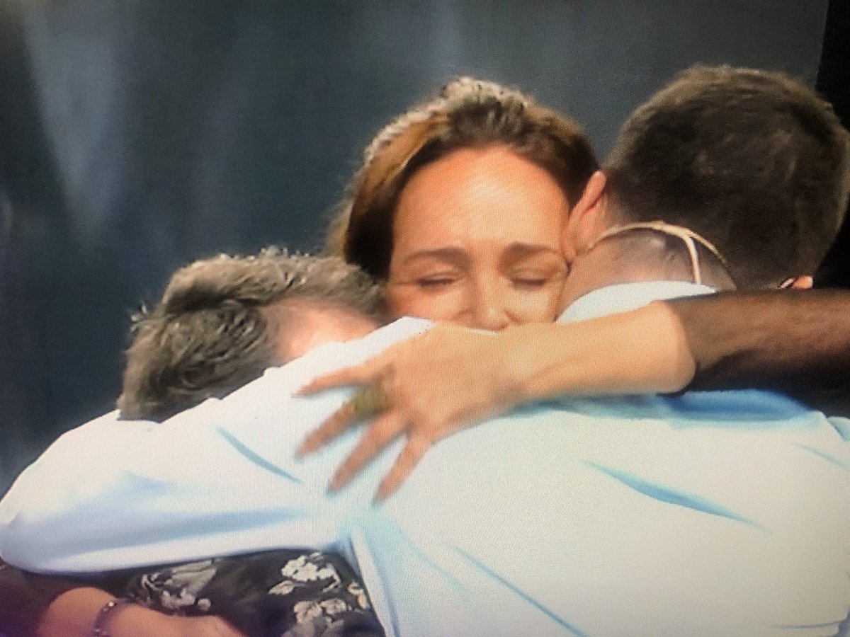 sergi_vargas's tweet photo. .@IvyyRA tu madre, @lydiabosch_ y tú me habéis hecho emocionar tanto...no tengo palabras. Recuerdo que una vez me contaste algo de tu hermana Carol pero sin los detalles que he conocido esta noche. Un fuerte abrazo amigo, dáselo también a tu madre #VolverteAVer9 https://t.co/LEeiPADPo9