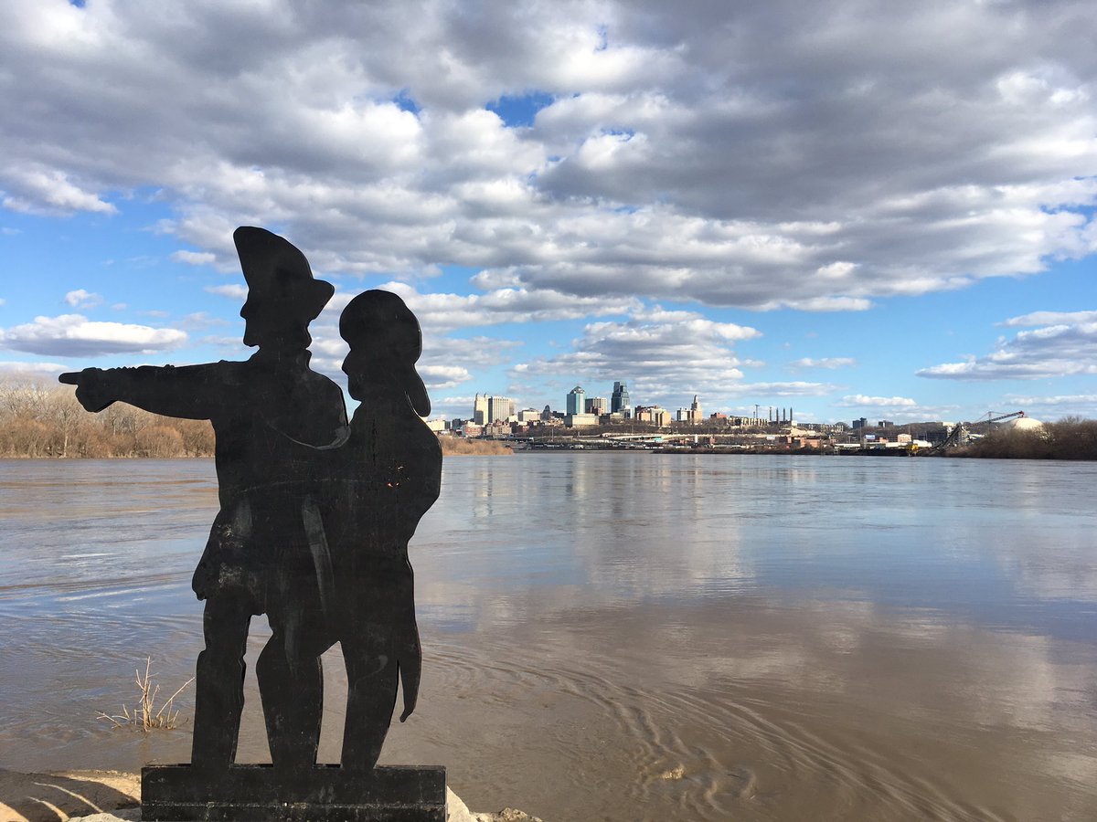 FriendsoftheKaw's tweet image. Kaw Point Park today....watching the Missouri River flow at 212,000 cfs and rising...while backing up the Kansas River. Gorgeous day! #getoutside #mightymo #kansasriver
