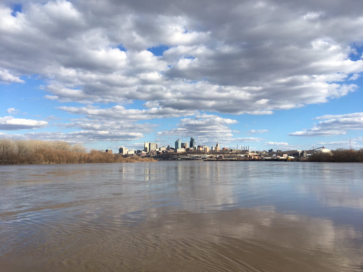 FriendsoftheKaw's tweet image. Kaw Point Park today....watching the Missouri River flow at 212,000 cfs and rising...while backing up the Kansas River. Gorgeous day! #getoutside #mightymo #kansasriver