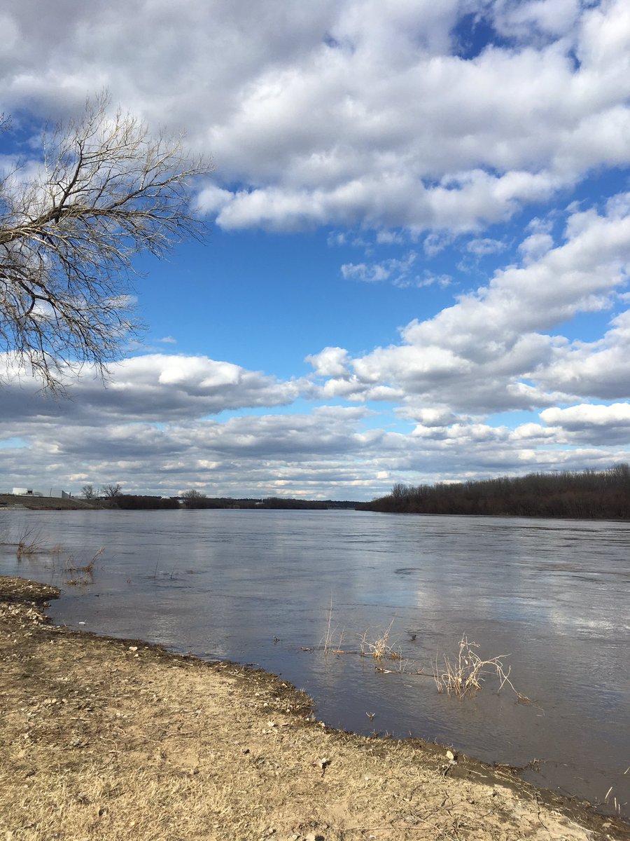 FriendsoftheKaw's tweet image. Kaw Point Park today....watching the Missouri River flow at 212,000 cfs and rising...while backing up the Kansas River. Gorgeous day! #getoutside #mightymo #kansasriver