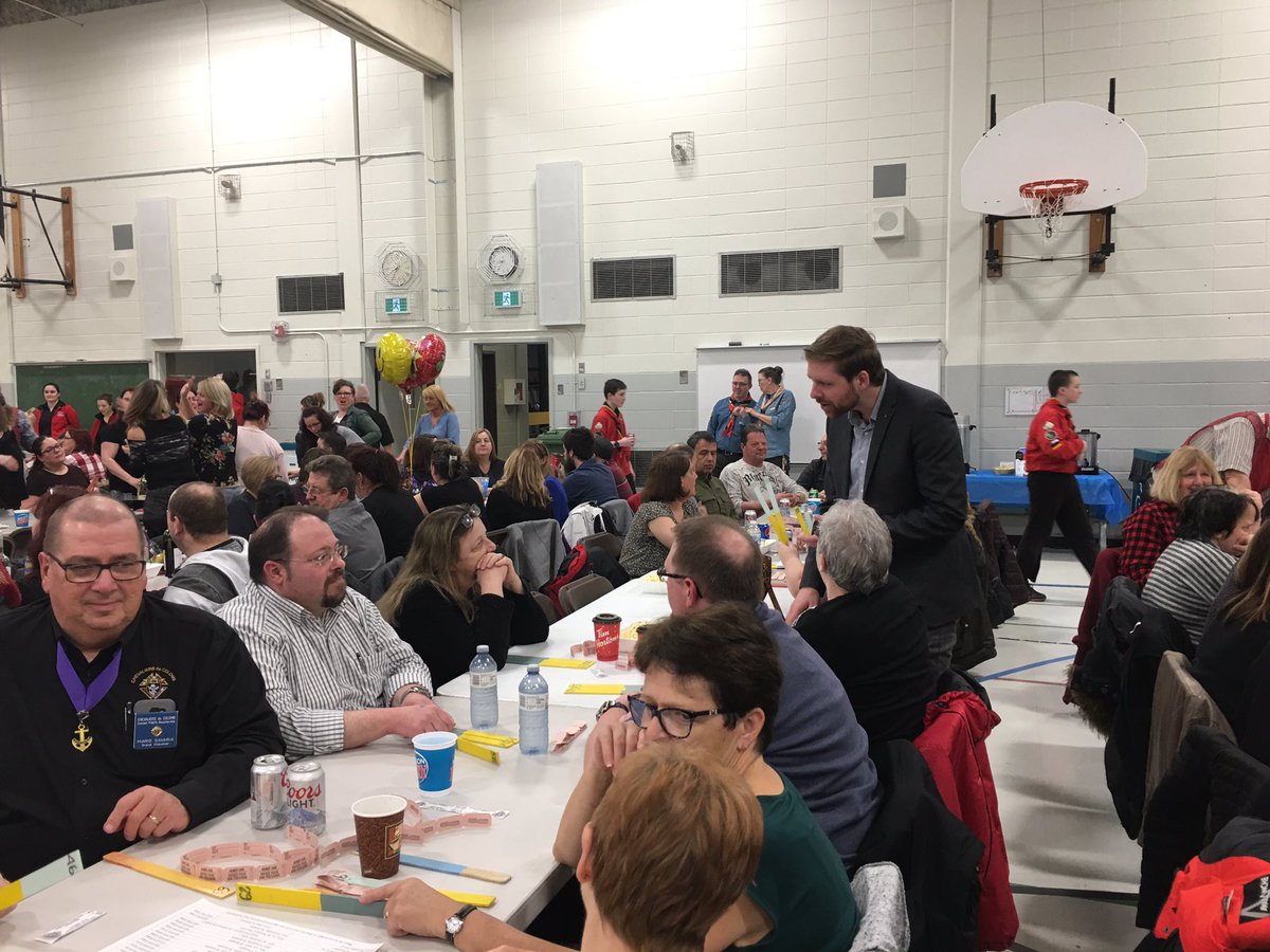 XBarsalouDuval's tweet photo. L’ambiance est à la fête à la Raffle de jambon des Chevaliers de Colomb de #StAmable monsieur le maire est même au nombre des bénévoles! https://t.co/kvvTPL66i8