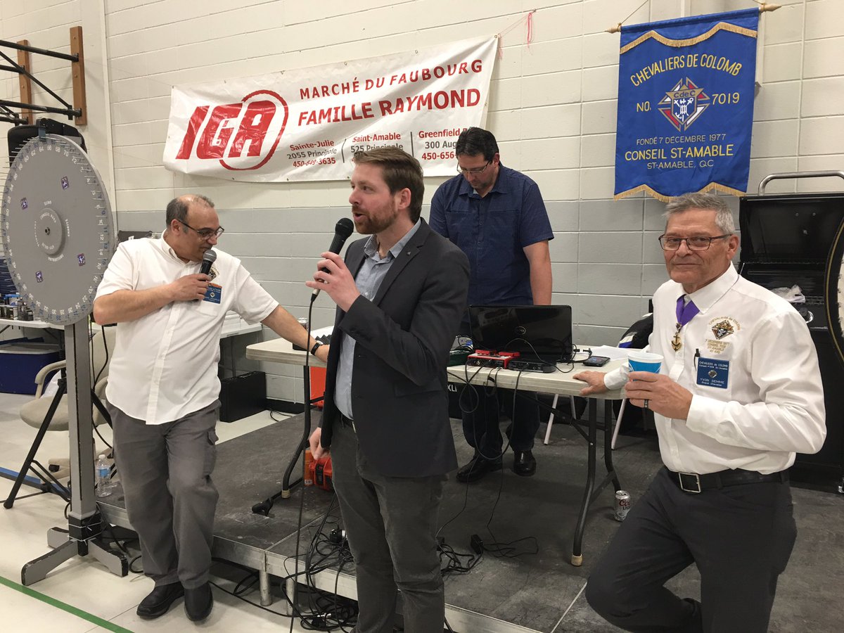 XBarsalouDuval's tweet photo. L’ambiance est à la fête à la Raffle de jambon des Chevaliers de Colomb de #StAmable monsieur le maire est même au nombre des bénévoles! https://t.co/kvvTPL66i8