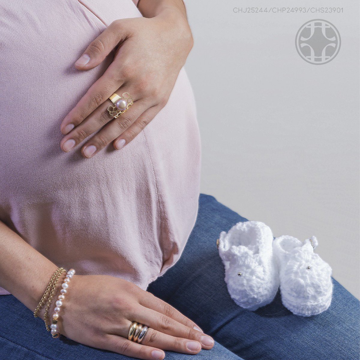 EffigiaJoyas's tweet photo. Al mirar a tu madre, estas mirando al amor más puro que conocerás jamás. -Mitch Albom

#mama #Effigia #diadelamadre #mama #joyas #oro #anillo #tresoros #pulsera #perlas #collaresdeoro #jewelry #rings #gold #necklace #bracelets #fashion #gift #love #light #Pink https://t.co/TGeyg7j9Hh