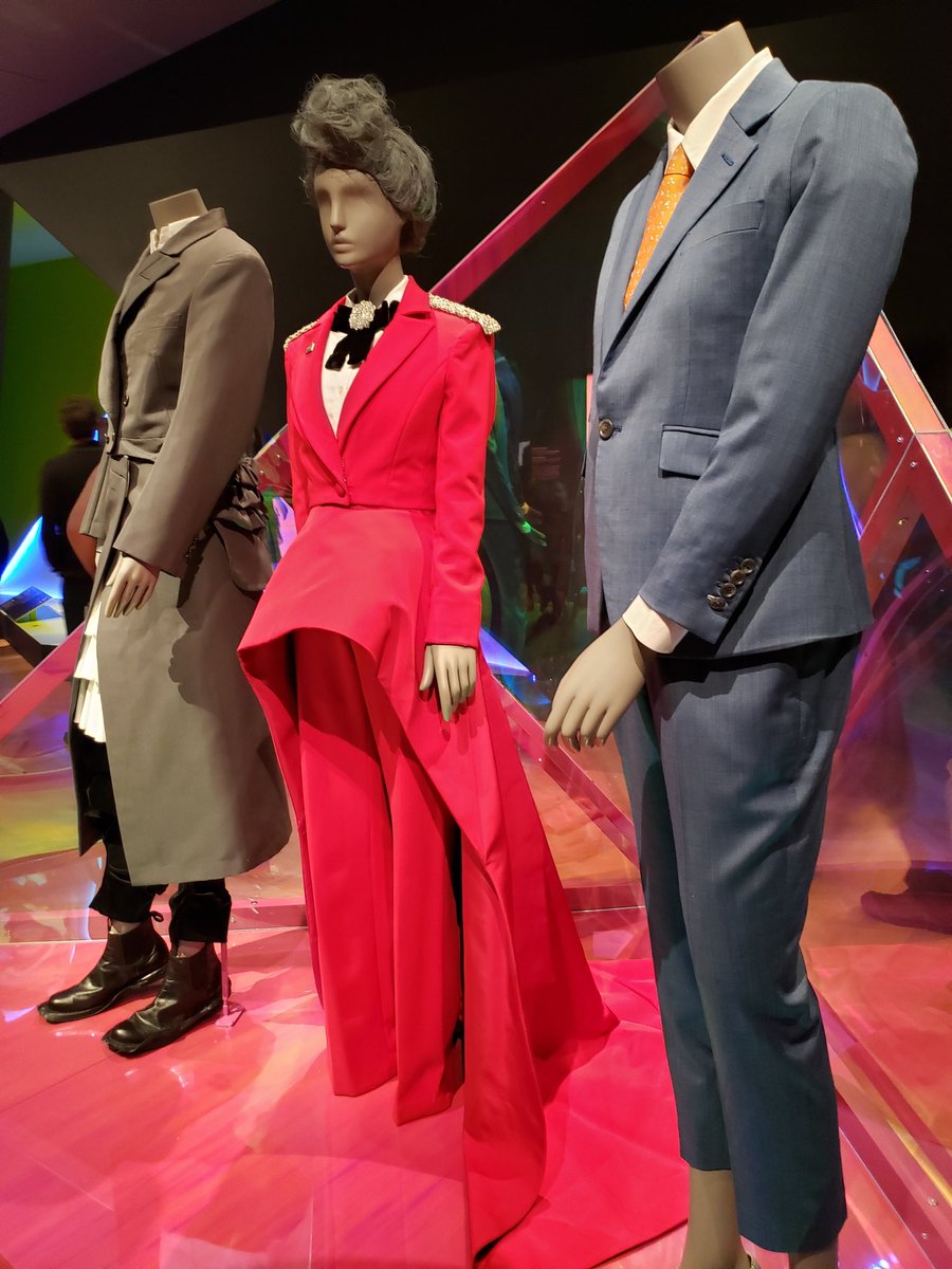 xAzNxPERSUAzNx's tweet photo. "Gender Bending Fashion" @ the MFA ~ yo anyone from #QueerLib / #LI204 here? @Ambrose_Emerson - you 'round here at all? =P https://t.co/YHzYTPmNdA