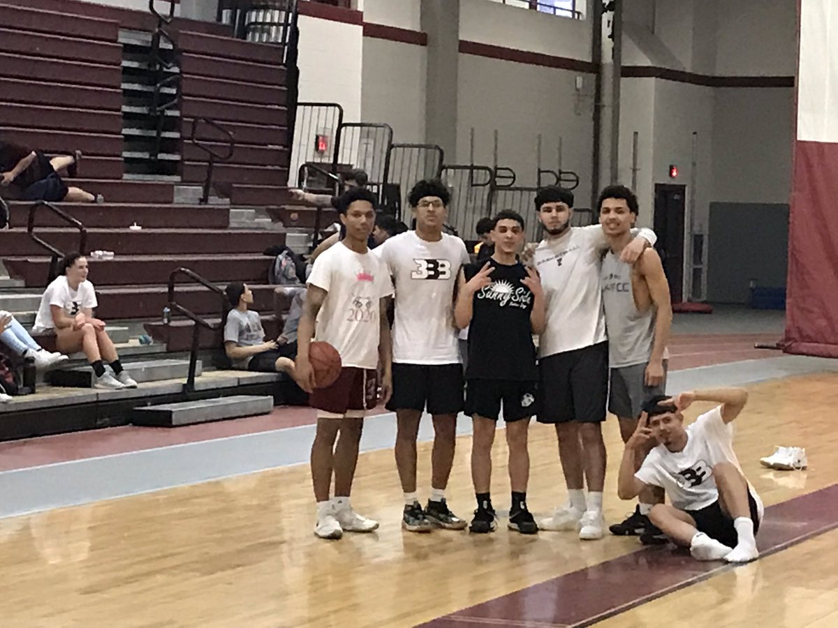 FHSBASKETBALL2's tweet photo. Great effort by @bryannn_b bringing his team back with some deadly shooting. https://t.co/Nko3neqBQk