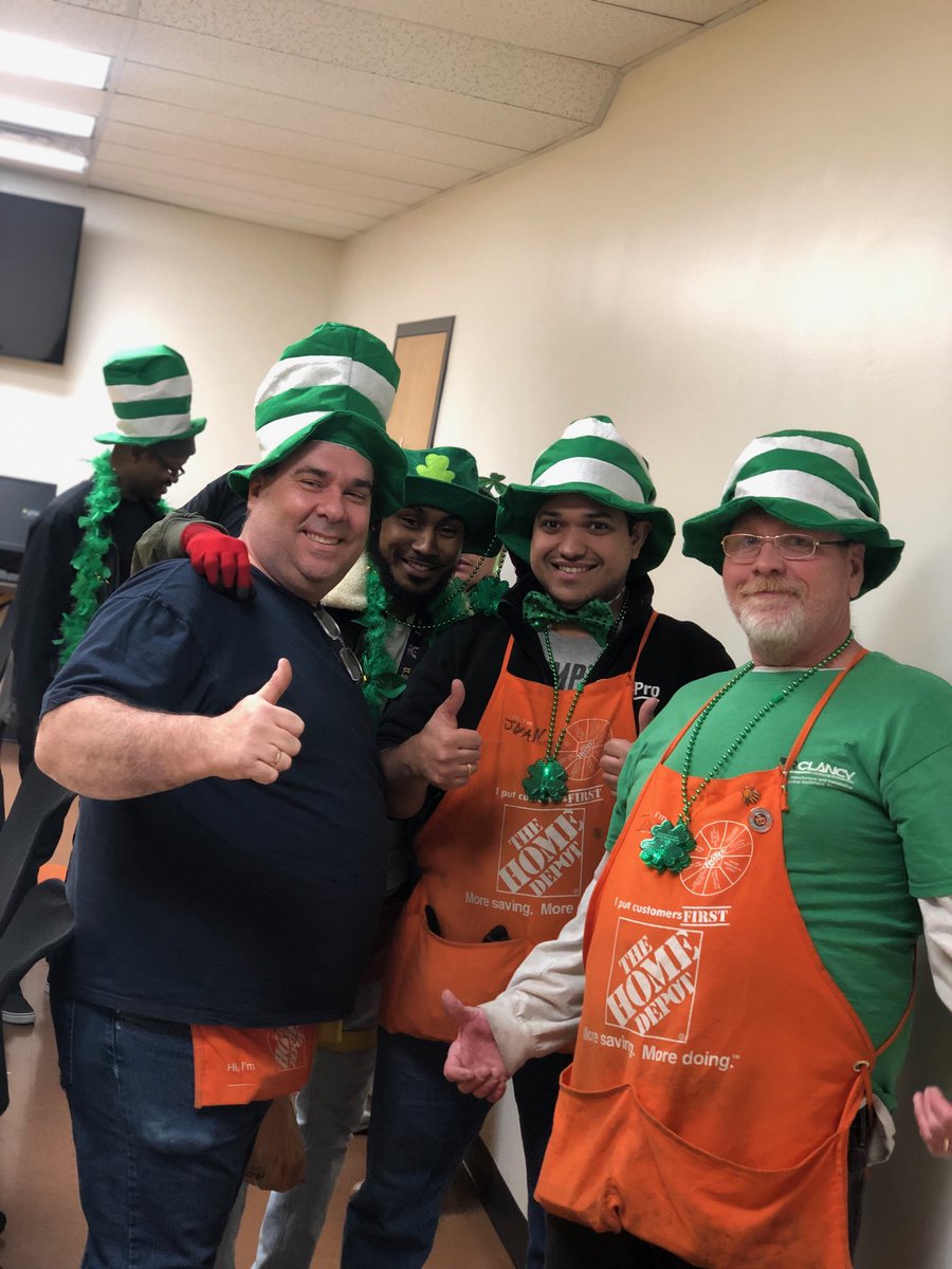 What’s green, gold, and Orange all over..??  #RRC3290 as we have fun during the ⁦<a href="/HomerFund/">The Homer Fund</a>⁩ event and celebrate our #2018 #GoldCup Victory!!