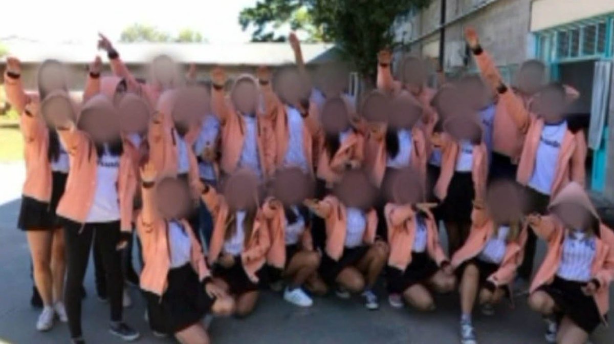 todonoticias's tweet photo. Escándalo en Córdoba por alumnos que hicieron el saludo nazi en el patio del colegio https://t.co/NZbrZcmSwh https://t.co/rCOVkS0OEq