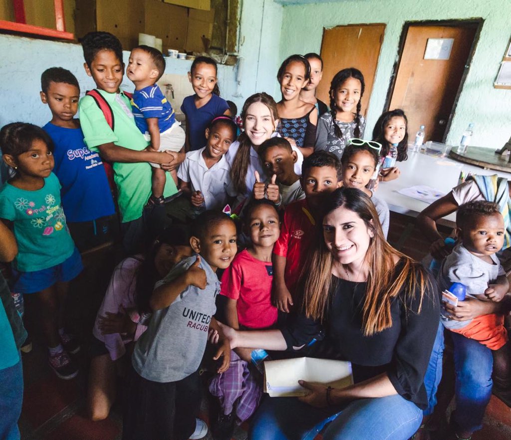 FabiiRosales's tweet image. La solidaridad nos caracteriza a los venezolanos y es por eso que juntos y con esperanza vamos a reconstruir nuestro país.
Gracias a todos por su aporte y compromiso, gracias @manuelabolivar y @andreschola por la labor que realizan.

¡Venezuela está hecho de gente buena!