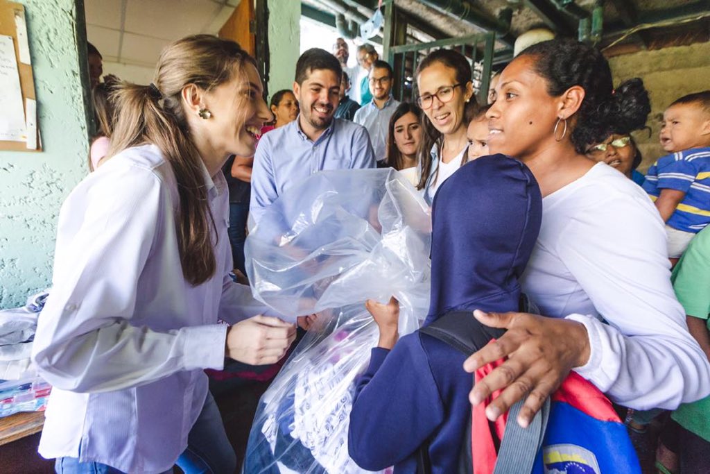 FabiiRosales's tweet image. La solidaridad nos caracteriza a los venezolanos y es por eso que juntos y con esperanza vamos a reconstruir nuestro país.
Gracias a todos por su aporte y compromiso, gracias @manuelabolivar y @andreschola por la labor que realizan.

¡Venezuela está hecho de gente buena!