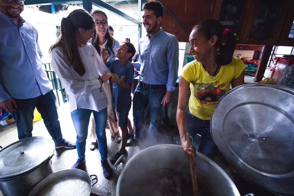 FabiiRosales's tweet image. La solidaridad nos caracteriza a los venezolanos y es por eso que juntos y con esperanza vamos a reconstruir nuestro país.
Gracias a todos por su aporte y compromiso, gracias @manuelabolivar y @andreschola por la labor que realizan.

¡Venezuela está hecho de gente buena!