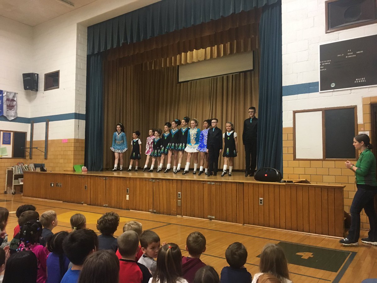 MrsHunwick's tweet photo. “Wear your words day” for March is Reading month with my fantastic student teacher, (college roommates daughter 😊), Leprechauns and Irish dancers!🍀 A love of learning Friday for sure!! @GPMaire @GPSchools #OneGp https://t.co/m8ZUNl1TyM