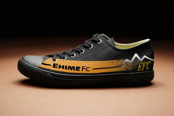 ehime_fc's tweet photo. EHIME FC×STuREET×Fullgate SNEAKER 販売
愛媛FCではカスタムブランド「STuREET」及びシューズレーベル「Fullgate」とのコラボレーショングッズとしてスペシャルスニーカーを販売することとなりましたのでお知らせします。
詳細はこちら
https://t.co/wcVjE52FN7
#ehimefc #STuREET #Fullgate https://t.co/AMNY2mWvbM