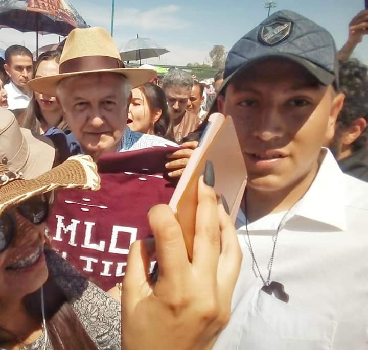 PilarOr80687547's tweet image. Nuestro Presidente en la visita a Encarnación d Díaz Jalisco...(09d marzo 2019)
Entregamos un detalle Teocaltichense.
😍😍😍😘😘😘
Con mucho cariño 
#SERVIDORES_DE_LA_NACION