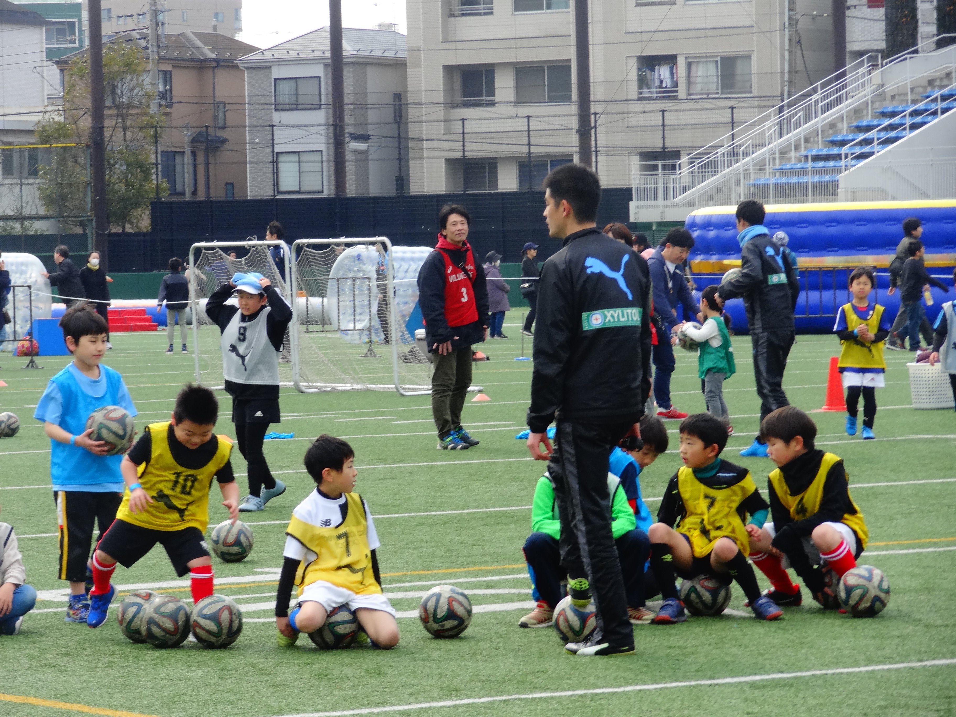 川崎フロンターレ スポーツフェスタ19 サッカー教室 川崎フロンターレスクール普及コーチによるサッカー教室です ドリブルの基礎をみっちりと教わりました 富士通スタ T Co Xccphdsgqp Twitter