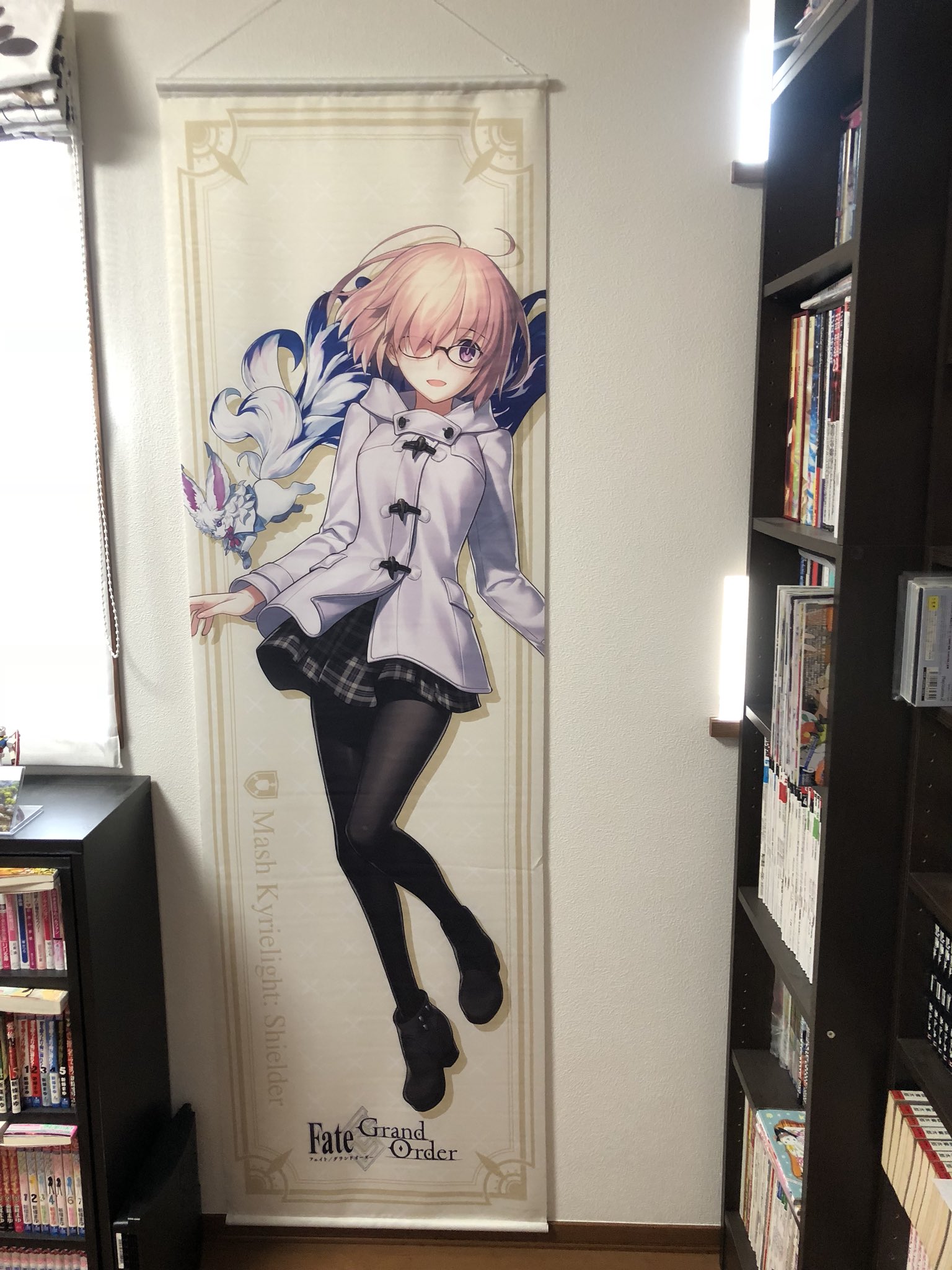 東方不敗 飾るところに困って居たタペストリーとポスターを飾りました 等身大マシュのタペストリーが存在感凄いです 色々飾る場所考えるの楽しいですよね T Co 3v69mihfrg Twitter