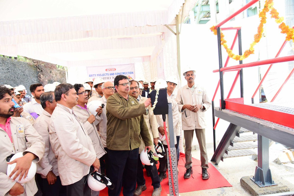 KochiRefinery's tweet photo. Heat Traced Pipeline from Ernakulam Jetty to #KochiRefinery commissioned by Mr. R Ramachandran, Director (Refineries) making @BPCLimited the 3rd company in India to have this bench marked facility in Refinery operations. Read about @KochiRefinery : https://t.co/xBHtMVv9la https://t.co/YLNyPMXZt8
