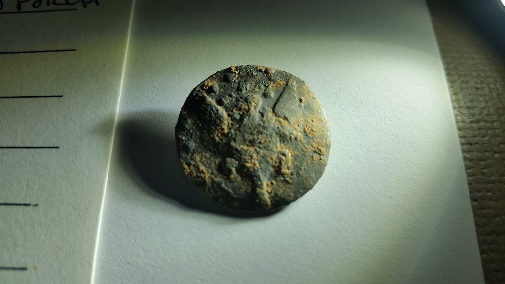 LUPublicHistory's tweet photo. This button was found during the Mead’s Tavern porch excavation. It has been confirmed to be from the series created under George Washington for the first American army dating from 1792 to 1798.
#NewLondonVA #makehistoryLU https://t.co/J7H6kWs6x6