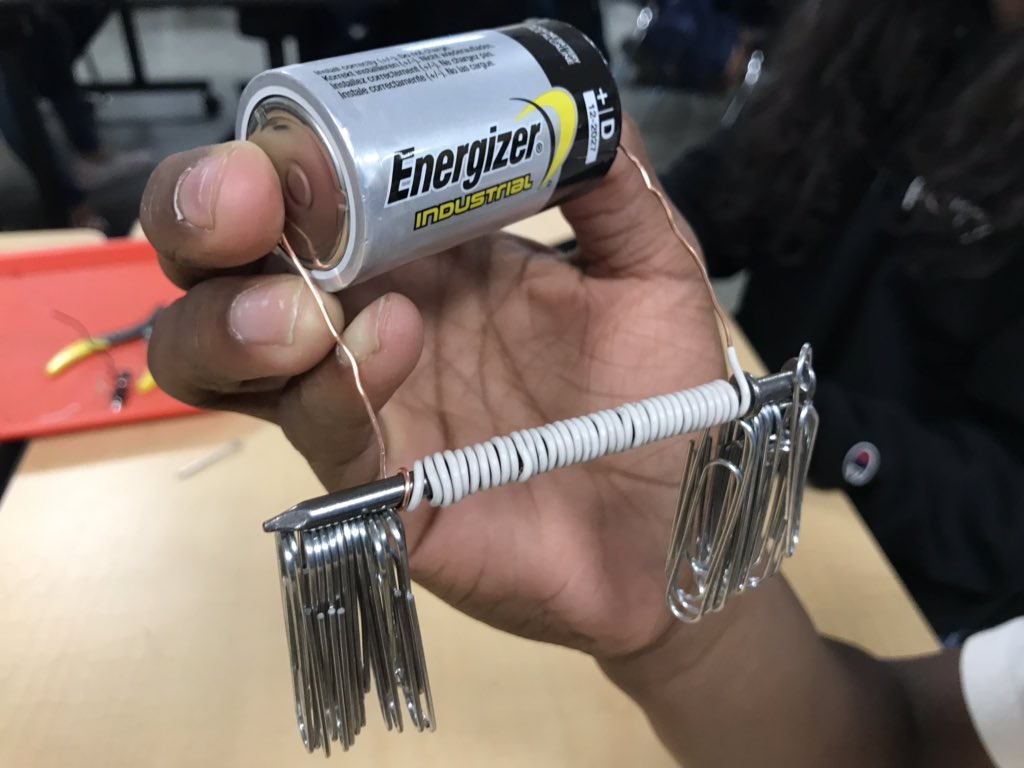 AllieBBogart's tweet photo. Electromagnetic Engineering. Ss figuring out how to make the most powerful electromagnet using just 1 battery. @CatoMiddle #catostem https://t.co/SFO040SmOY